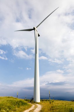 Capracotta, Molise, İtalya 26 Haziran 2017. Rüzgar türbinleri yenilenebilir kaynakları elektrik olmadan kirlilik için