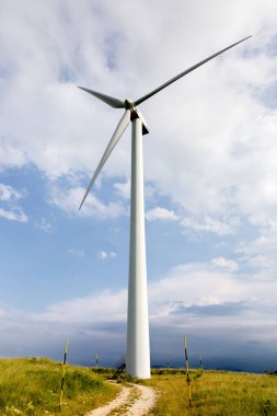 Capracotta, Molise, İtalya 26 Haziran 2017. Rüzgar türbinleri yenilenebilir kaynakları elektrik olmadan kirlilik için