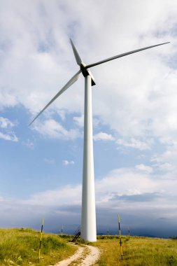 Capracotta, Molise, İtalya 26 Haziran 2017. Rüzgar türbinleri yenilenebilir kaynakları elektrik olmadan kirlilik için