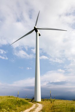 Capracotta, Molise, İtalya 26 Haziran 2017. Rüzgar türbinleri yenilenebilir kaynakları elektrik olmadan kirlilik için