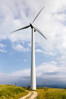 Capracotta, Molise, İtalya 26 Haziran 2017. Rüzgar türbinleri yenilenebilir kaynakları elektrik olmadan kirlilik için