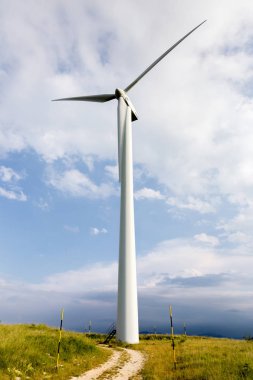 Capracotta, Molise, İtalya 26 Haziran 2017. Rüzgar türbinleri yenilenebilir kaynakları elektrik olmadan kirlilik için