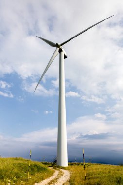 Capracotta, Molise, İtalya 26 Haziran 2017. Rüzgar türbinleri yenilenebilir kaynakları elektrik olmadan kirlilik için