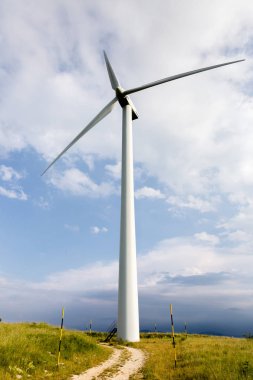 Capracotta, Molise, İtalya 26 Haziran 2017. Rüzgar türbinleri yenilenebilir kaynakları elektrik olmadan kirlilik için