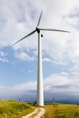 Capracotta, Molise, İtalya 26 Haziran 2017. Rüzgar türbinleri yenilenebilir kaynakları elektrik olmadan kirlilik için