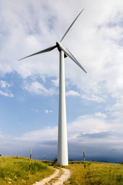 Capracotta, Molise, İtalya 26 Haziran 2017. Rüzgar türbinleri yenilenebilir kaynakları elektrik olmadan kirlilik için