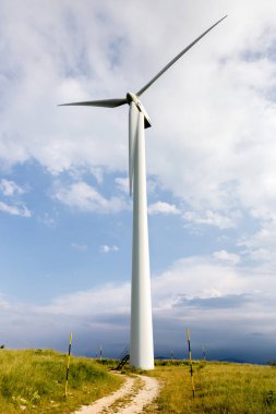 Capracotta, Molise, İtalya 26 Haziran 2017. Rüzgar türbinleri yenilenebilir kaynakları elektrik olmadan kirlilik için