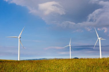 Capracotta, Molise, İtalya 26 Haziran 2017. Rüzgar türbinleri yenilenebilir kaynakları elektrik olmadan kirlilik için