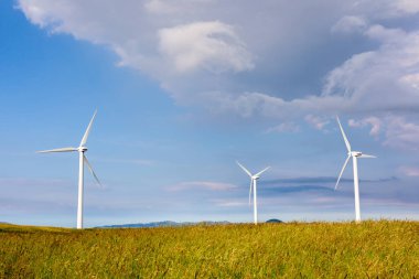 Capracotta, Molise, İtalya 26 Haziran 2017. Rüzgar türbinleri yenilenebilir kaynakları elektrik olmadan kirlilik için