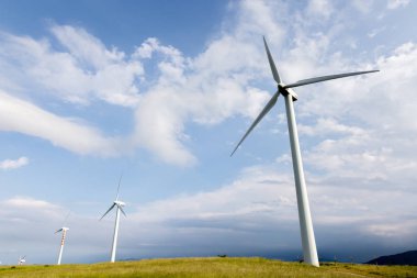 Capracotta, Molise, İtalya 26 Haziran 2017. Rüzgar türbinleri yenilenebilir kaynakları elektrik olmadan kirlilik için