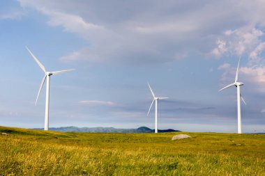 Capracotta, Molise, İtalya 26 Haziran 2017. Rüzgar türbinleri yenilenebilir kaynakları elektrik olmadan kirlilik için