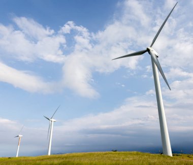 Capracotta, Molise, İtalya 26 Haziran 2017. Rüzgar türbinleri yenilenebilir kaynakları elektrik olmadan kirlilik için