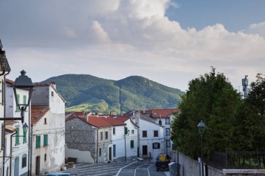 Sokaklar ve küçük kasaba Capracott detaylarını keşfetmek
