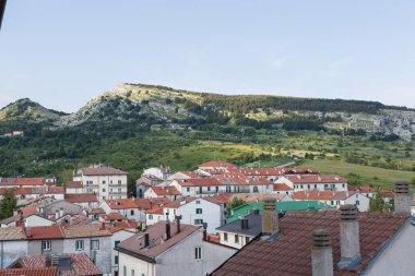 Sokaklar ve küçük kasaba Capracott detaylarını keşfetmek