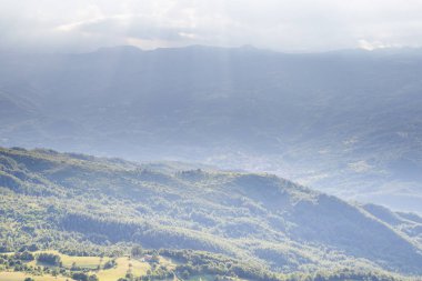 Capracotta, Molise, İtalya 26 Haziran 2017. Capracotta çevresindeki tepeler peyzaj