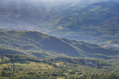 Capracotta, Molise, İtalya 26 Haziran 2017. Capracotta çevresindeki tepeler peyzaj