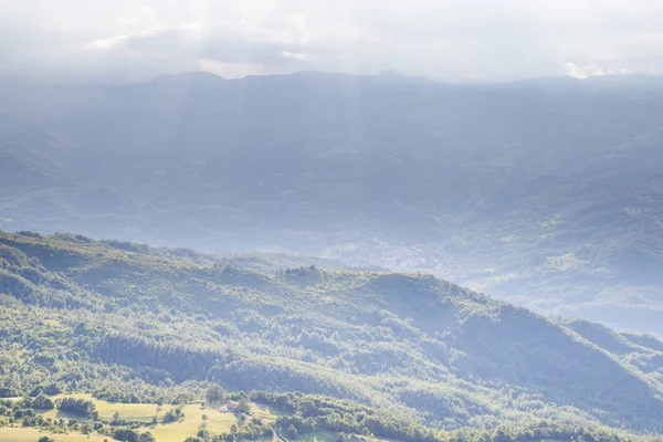 Capracotta, Molise, İtalya 26 Haziran 2017. Capracotta çevresindeki tepeler peyzaj