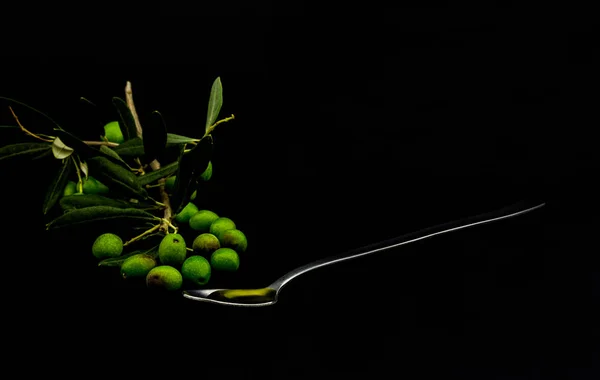 Le naturel dans la simplicité de l'olive et de son huile — Photo