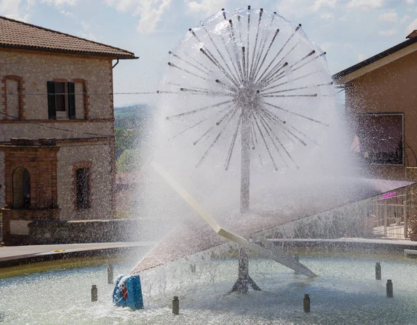 Brunnen auf dem Platz von Castiglione del Lago Stockbild