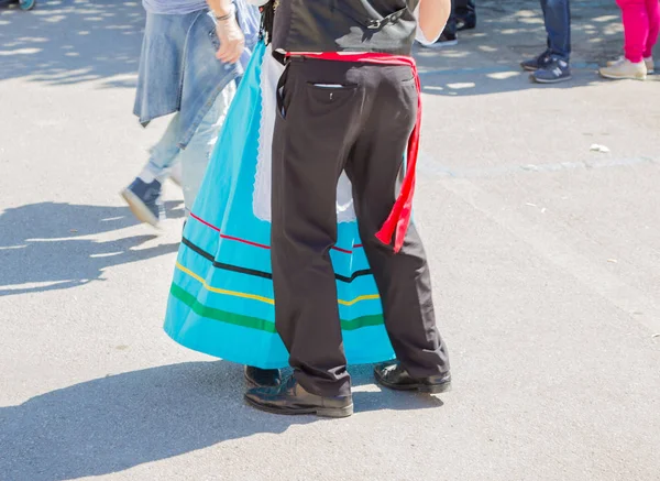 Unter den Tänzen und der Musik des Tulpenfestes im Dorf — Stockfoto