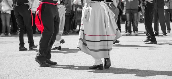 Parmi les danses et la musique du festival de tulipes dans le village — Photo