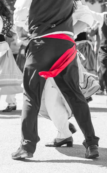 踊りや村のチューリップ祭りの音楽の中で — ストック写真