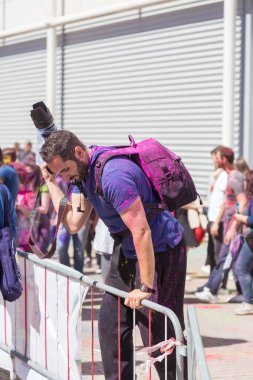 Renkli tozlar ile eğleniyor çocuklarla Doğu Festival Holi Festival renkler Roma, Lazio, İtalya, 30 Nisan 2017