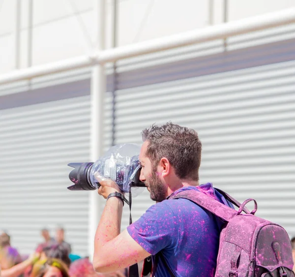 Fotograf, der den Ritus des Farbenfestes dokumentiert lizenzfreie Stockfotos