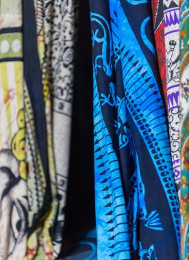 Hint halı resmeden bir kadın yüzü parlak renkleri ile tamamen elle yapılan