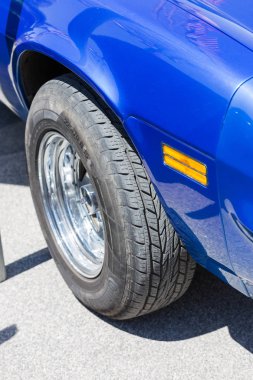 Güzel ve güçlü Amerikan kas araba, geniş ve sportif lastik