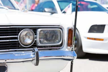 Güzel ve güçlü Amerikan kas araba, geniş ve sportif lastik