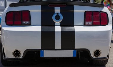 Güzel ve güçlü Amerikan kas araba, geniş ve sportif lastik