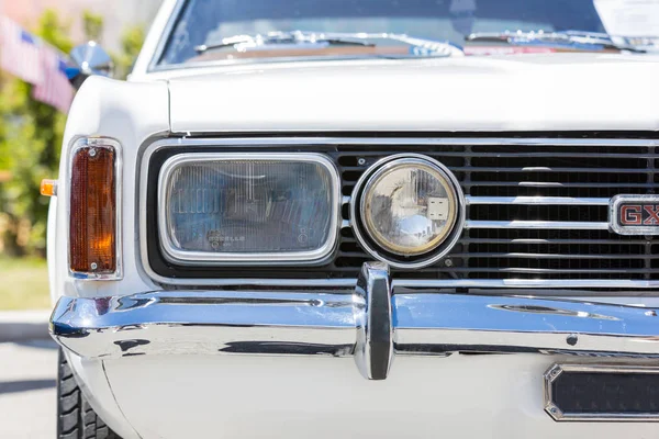 Όμορφο και ισχυρό αμερικανικό αυτοκίνητο μυών, ευρύ και σπορ ελαστικό — Φωτογραφία Αρχείου