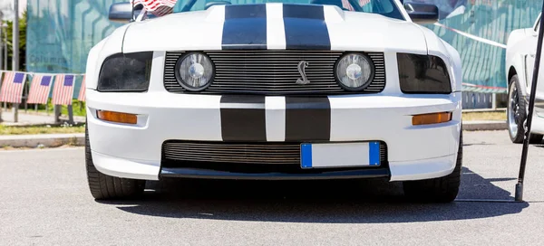 Hermoso y potente coche muscular americano, neumático ancho y deportivo — Foto de Stock