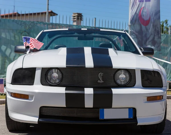 Hermoso y potente coche muscular americano, neumático ancho y deportivo — Foto de Stock