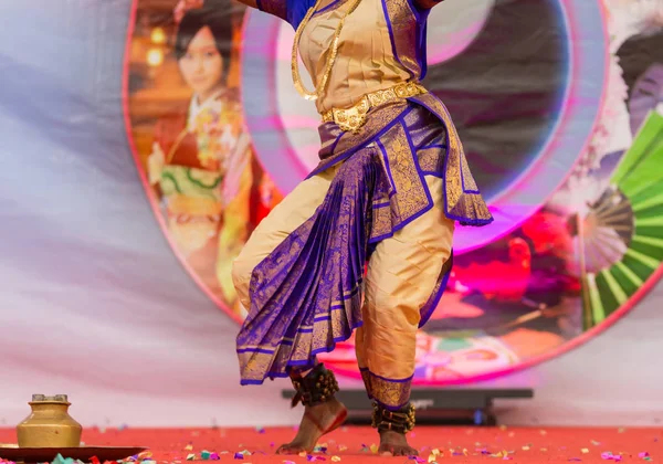 Mulher dançando na música oriental no palco — Fotografia de Stock
