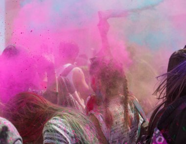 Doğu Holi Festival festival renkler renkli tozlar ile eğleniyor çocuklarla