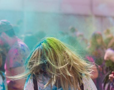 Doğu Holi Festival festival renkler renkli tozlar ile eğleniyor çocuklarla