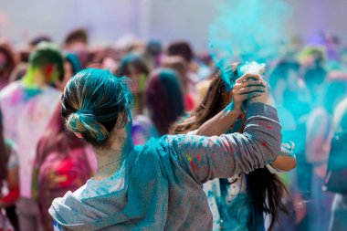 Doğu Holi Festival festival renkler renkli tozlar ile eğleniyor çocuklarla
