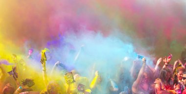 Doğu Holi Festival festival renkler renkli tozlar ile eğleniyor çocuklarla