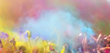 Doğu Holi Festival festival renkler renkli tozlar ile eğleniyor çocuklarla