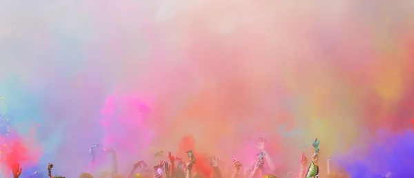 东方节的霍利节的颜色与孩子们有乐趣与彩色粉末 — 图库照片