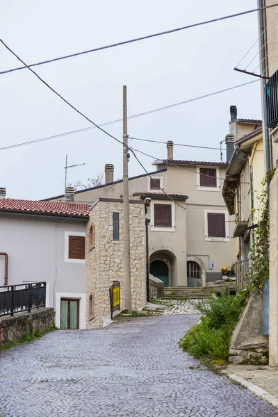 Zwischen den Straßen des kleinen Dorfes castel di sangro, abruz — Stockfoto