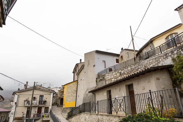 Tra le vie del piccolo borgo Castel di Sangro, Abruzzo — Foto Stock