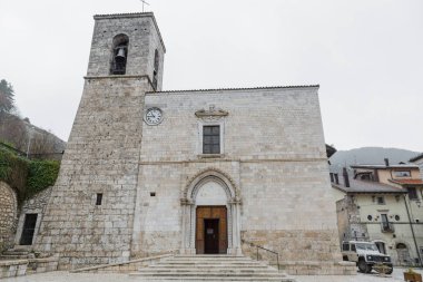 Pescasseroli, Abruzzo, İtalya. 13 Ekim 2017. Kilise Aziz Peter ve Paul geri geç Rönesans tarzı 1349 deprem sonrası
