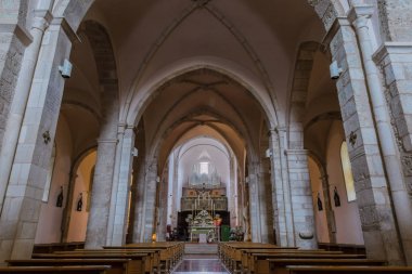 Pescasseroli, Abruzzo, İtalya. 13 Ekim 2017. Kilise Aziz Peter ve Paul geri geç Rönesans tarzı 1349 deprem sonrası