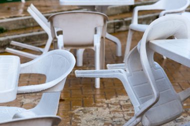 Roccaraso, Abruzzo, İtalya. 13 Ekim 2017. Roccaraso ana caddesinin bir bar sandalyeler