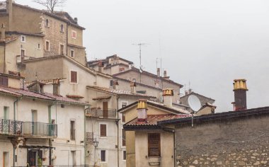 Villetta Barrea, Abruzzo, İtalya. 13 Ekim 2017. Kar yağışı ülkenin merkezinde belgelerinde fotoğraf