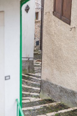 Villetta Barrea, Abruzzo, İtalya. 13 Ekim 2017. Kar yağışı ülkenin merkezinde belgelerinde fotoğraf