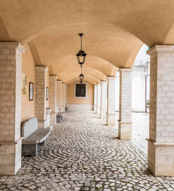 Villetta Barrea, Abruzzo, İtalya. 13 Ekim 2017. Kar yağışı ülkenin merkezinde belgelerinde fotoğraf